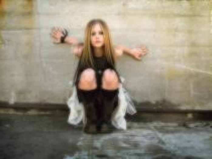 NFHZVBLUBSDQPIMFVLA[1] - Avril Lavigne
