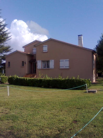 casuta noastra, ar zice ei. - ApiMondia