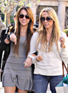 miley_cyrus_1241544474 - miley si mama ei