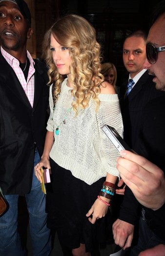 Taylor+Swift+Leaving+Landmark+Hotel+London+tSod4deSq4xl