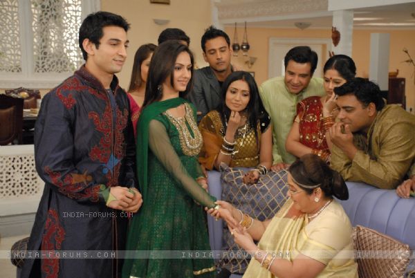 37963-nandini-showing-mehandi-to-baa