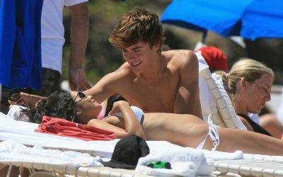 normal_zanessa_beach_candid_021