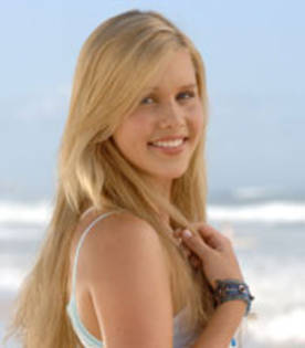 ai205636n665969[1] - Claire Holt Emma