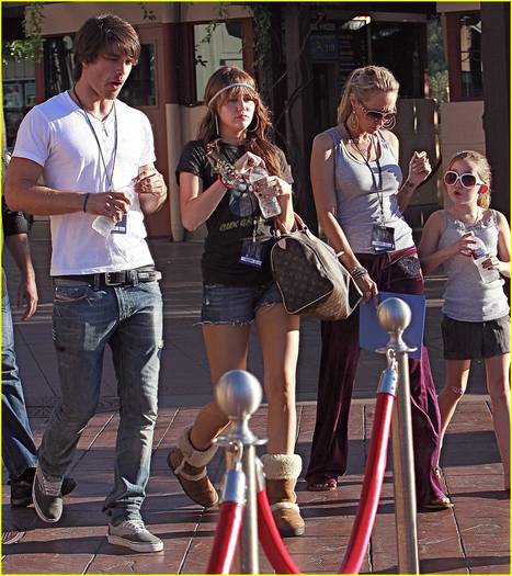 miley-cyrus-justin-gaston-universal-city-08[1]