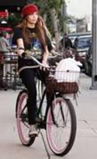 miley pe bici - miley pe bicicleta