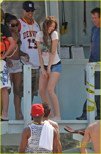 miley-cyrus-beach-hannah-montana-05[1]