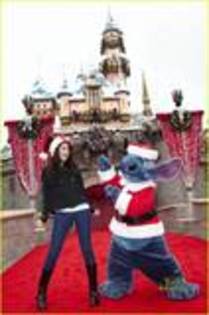 th_DisneylandsWinterCastle - Selena la DisneylandWinterCastle