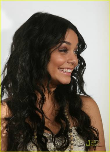 rivj1l - Vanessa Hudgens