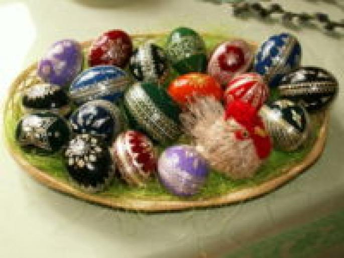200px-Easter_eggs_-_straw_decoration
