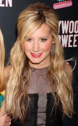 Ashley+Tisdale+Magazine+2009+Hollywood+Halloween+_u7u8yR-Yk7l