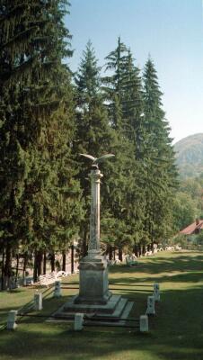 foto5; Rucar, monument inchinat soldatilor romani.
