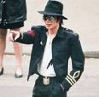 RRJTYXSUAWTVTTDZYMF - Michael Jackson-moonwalk