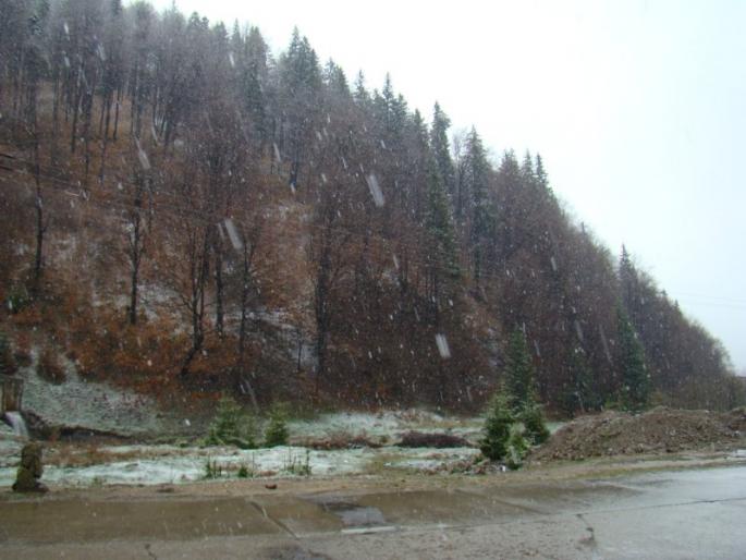 prin munti, spre Vatra Dornei - 15-Zapada in munti si Manastirea Voronet