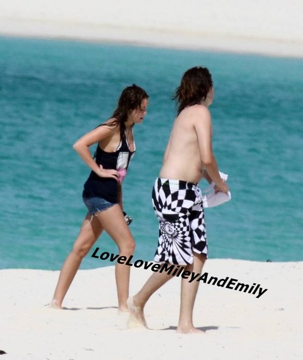 Miley-the-Bahamas-miley-cyrus-6265997-656-780 - Miley in Bahamas