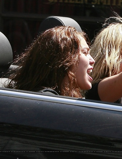 25jf2n5 - Miley and her mother drive to Hollywood