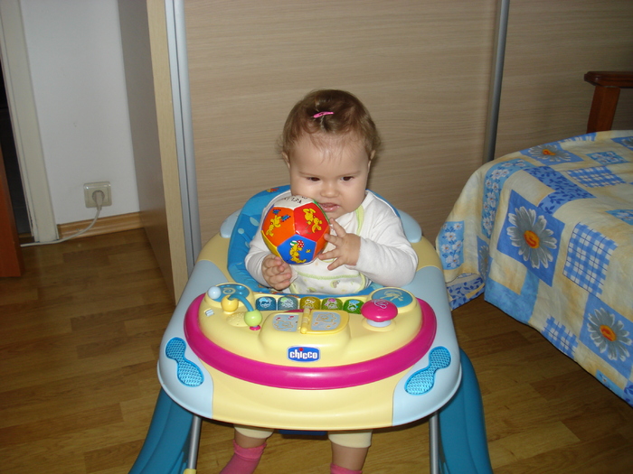 103 - Cu o 'mingica' primita cadou - Luna 10