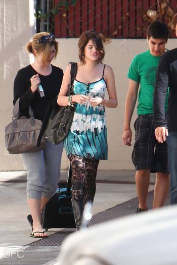 zjeyvc - Selena JULY 16th- At a Frozen Yogurt Shop in Hollywood