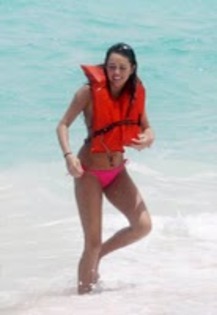 gallery_main-miley-cyrus-bikini-16 - poze miley 13