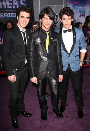 Walt Disney Pictures Jonas Brothers 3D Concert BwkbtOBRlH0l - jonas brothers