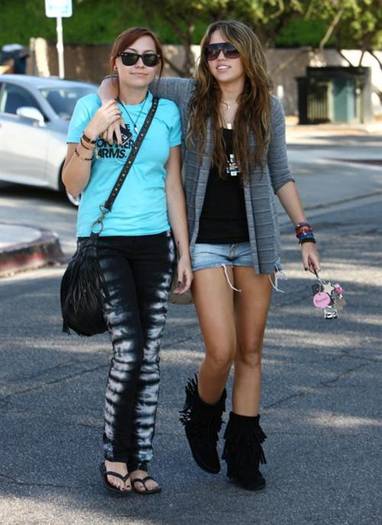 Miley_Cyrus_shopping_47ce[1] - miley la shopping