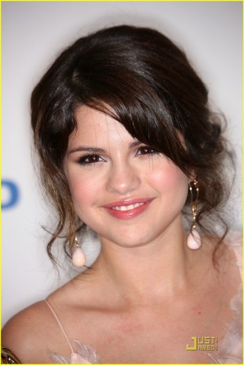 28mcmeu - Selena Gomez Wins ALMA Award