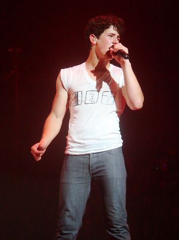 World-Tour-2009-nick-jonas-8378162-363-488 - Nick Jonas-Poze 2009