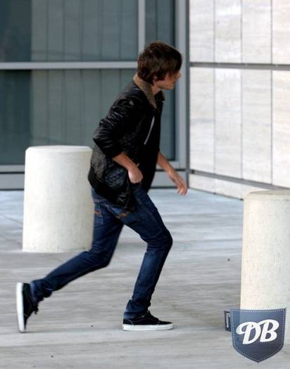 zac-efron-in-nudies.0.0.0x0.500x637[1]