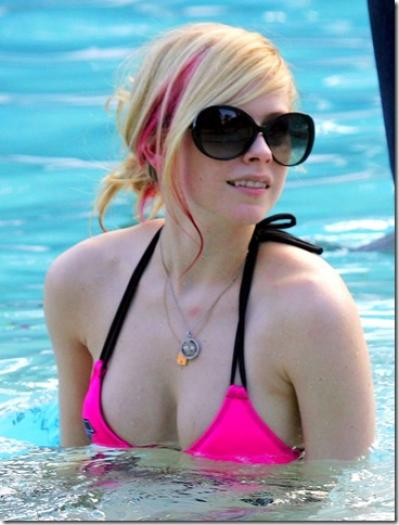 avril-lavigne-pink bikini picture[3]