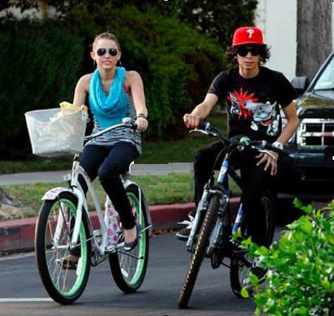 mileycyrusadamsevaniyk5[1] - miley pe bicicleta