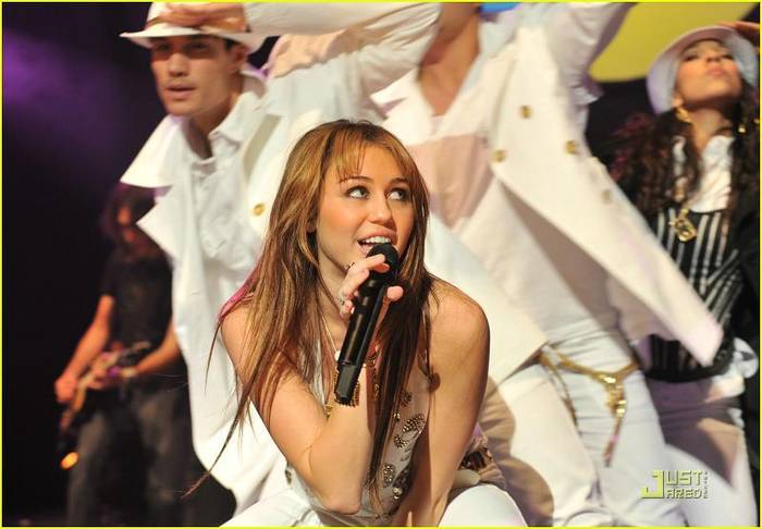 miley-cyrus-switches-live-29