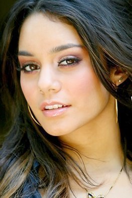 vanessa-hudgens-high-school-musical-2936115-263-394 - tot felul de vedete