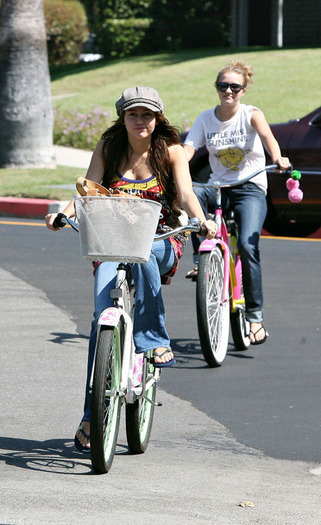 Emily-emily-osment-2161187-500-818 - emily and miley bike