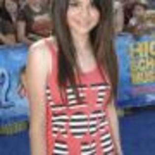 Selena_Gomez_1228978855_4 - cine vrea idul lui selena gomez il poate lua de aici