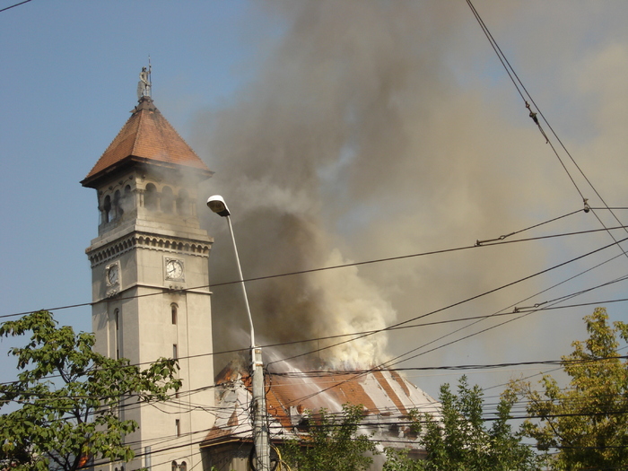 INCENDIU LA PRIMARIA SECT.1 - ARDE PRIMARIA SECT 1