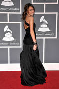 DVXGVHBGAMVUDTZPOSM - Miley in rochie neagra