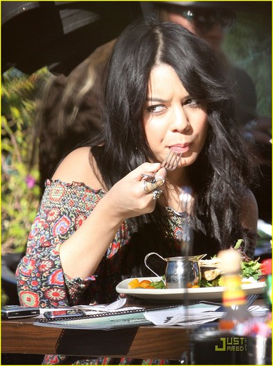 vanessa-hudgens-breakfast-beauty-05