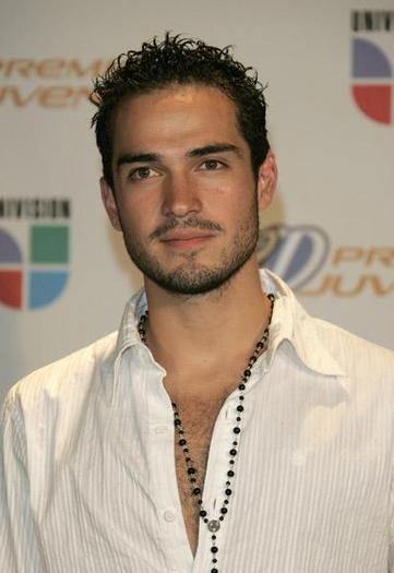 Alfonso_Herrera_1231023699_4