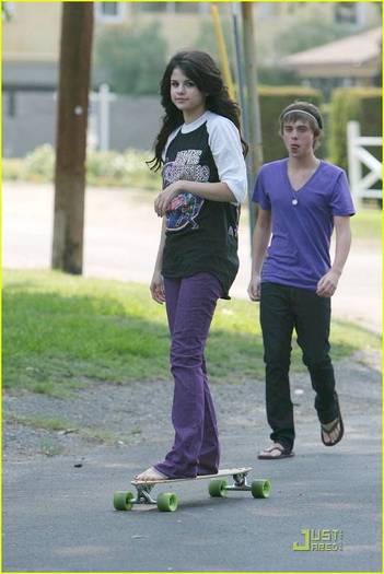 selenagomezfan_com-candids6-0002 - Selena