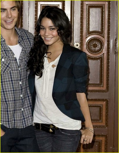 vanessa-hudgens-zac-efron-sweden-09 - vanessa and zac