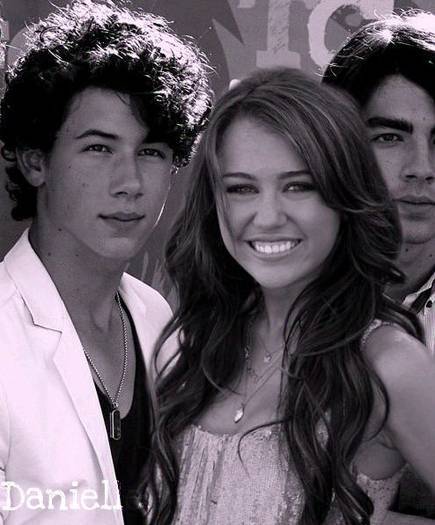 EYDTLMZVMLEZFREIHFU[1] - nick and miley