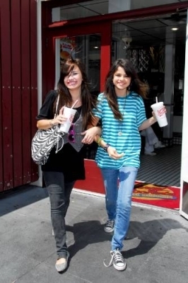 XROFYTMECHYYPOSRHML - Selena Gomez si Demi Lovato