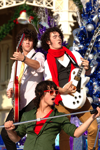 Jonas-Brothers-Christmas - MERRY CHRISTMAS JONAS BROTHERS