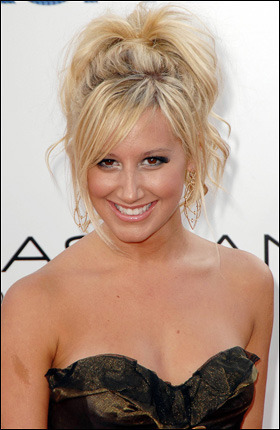 Ashley_Tisdale_399410a - ce coafua i se potriveste 2