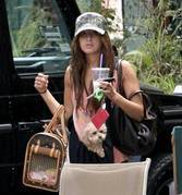 BXDVEHQVQGEGPLNFPBV - Ashley Tisdale-Ashley si catelusul ei