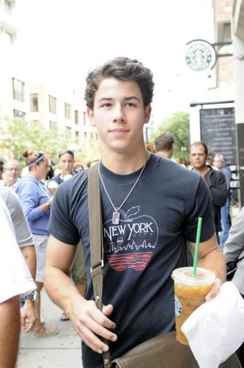 Nick_Jonas_stop_21d4_normal