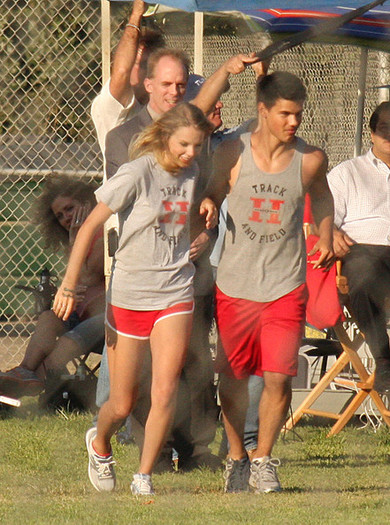 Taylor+Lautner+Flips+Taylor+Swift+wRT4WxEMamJl