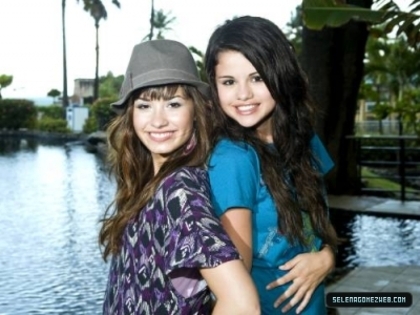 NPCSSBFXCLIALIIYVCN - Selena Gomez si Demi Lovato