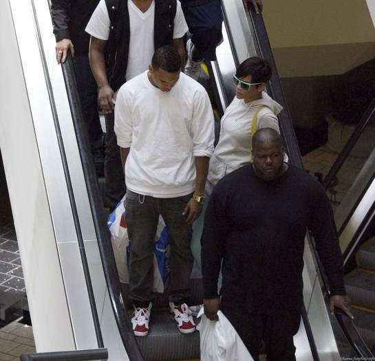 Rihanna_shopping_with_Chris_Brown_at_the_Beverly_Center_in_Hollywood_2.06.2008_012