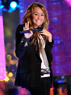 8 - Miley Cyrus imbracata in haine negre