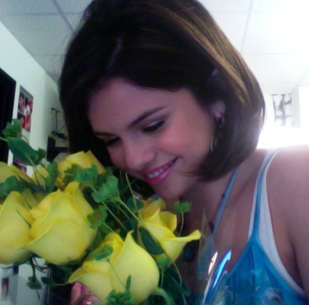 selena-gomez-yellow-roses[1] - Nota 2